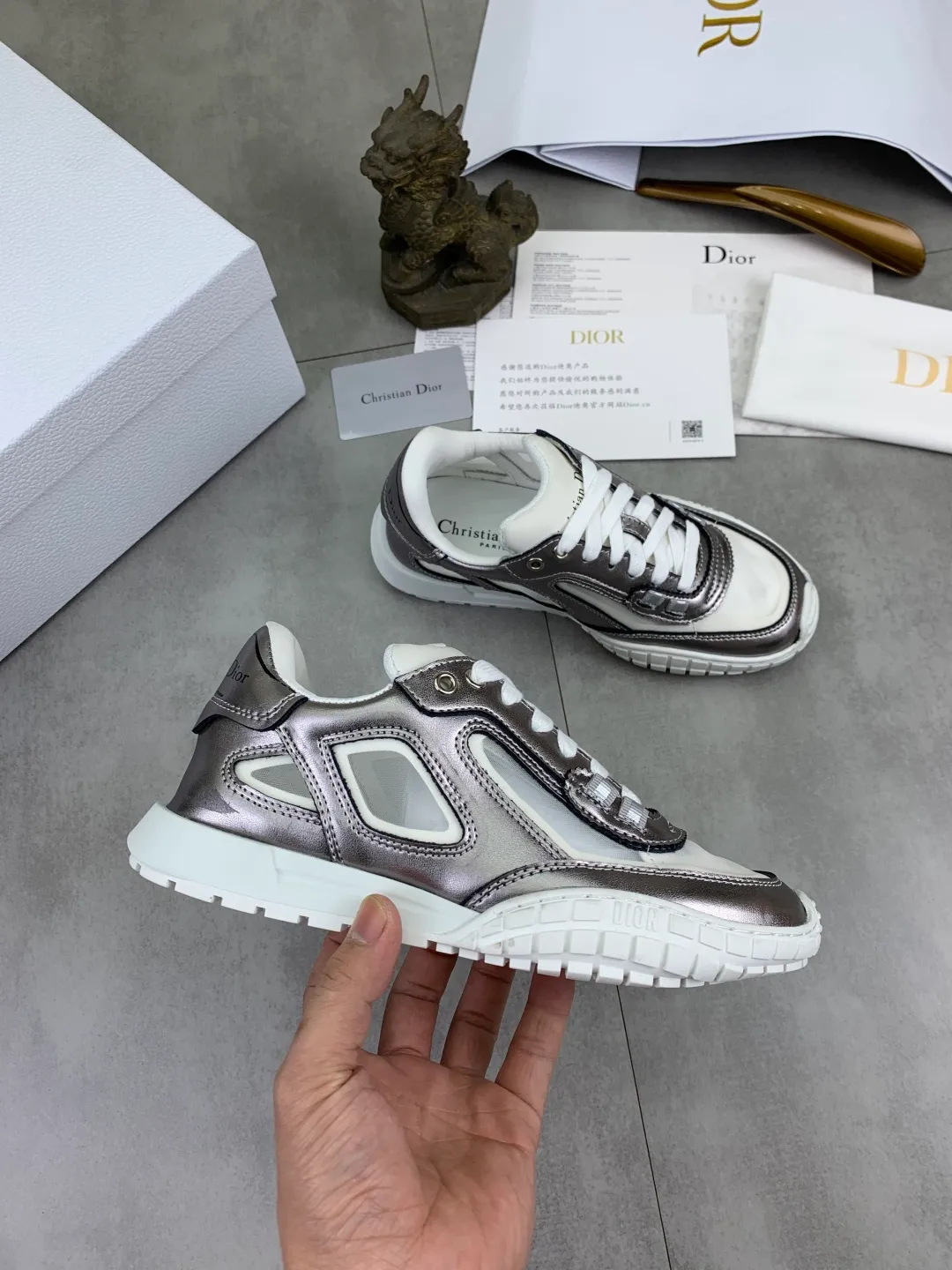 Men's men's shoes P520 new Dior Tech sneakers 2026 early spring series new products, with fashionable details, highlighting retro aesthetics. The light beige anti-suede cow leather upper is spliced ​​with apricot transparent mesh fabric on the side. The upper window edge is adhered with high-frequency flat ironing and back-pressure. It replicates the original craftsmanship, making it beautiful and comfortable without falling off. The interior is made of sheep lining of the same color, which is soft and comfortable. The heel and tongue are embellished with the Paris logo. The textured TPU soles with the same color logo. The high-end version is exquisitely packaged, adding a high-end style.  Code number: 35-46
